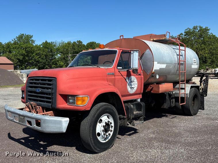image for item FC5641 1995 Ford F800 oil distributor truck