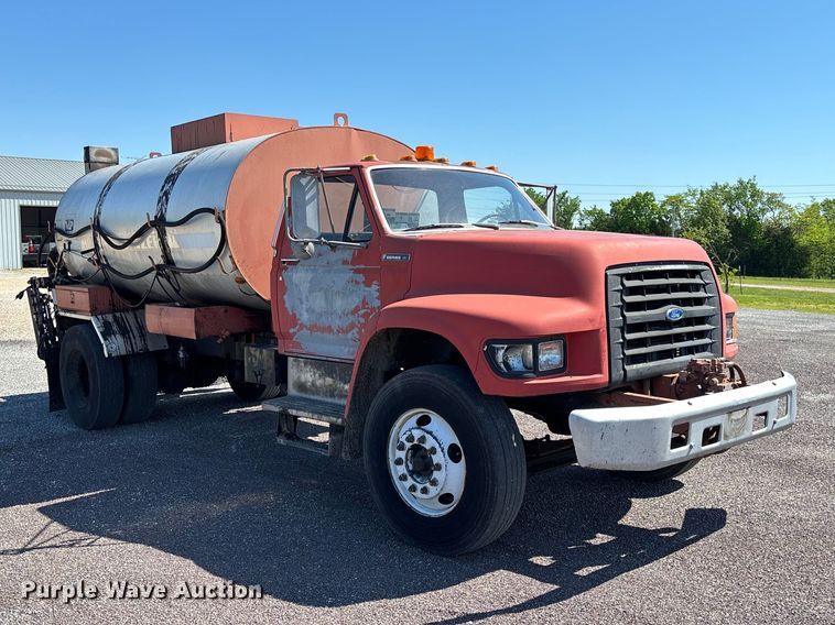 image for item FC5641 1995 Ford F800 oil distributor truck