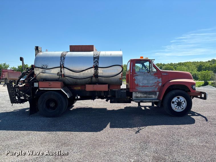 image for item FC5641 1995 Ford F800 oil distributor truck