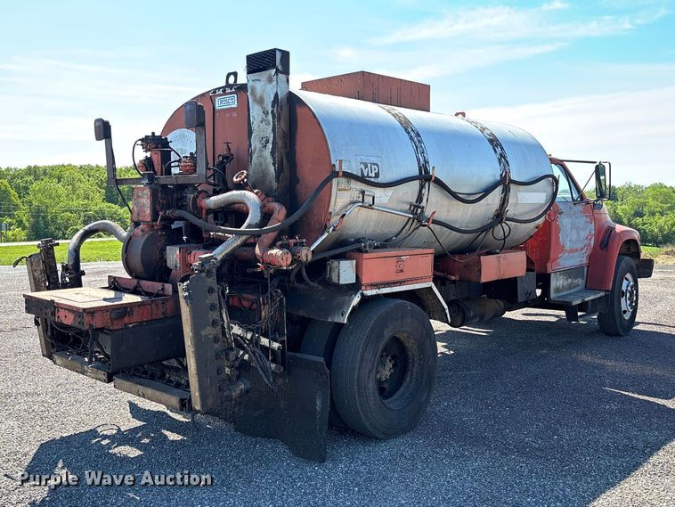 image for item FC5641 1995 Ford F800 oil distributor truck