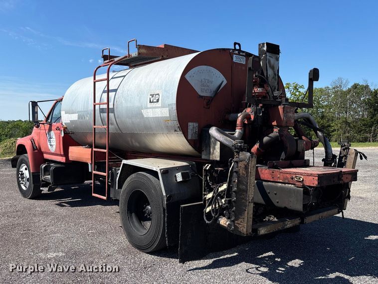 image for item FC5641 1995 Ford F800 oil distributor truck
