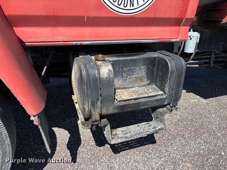 image for item FC5641 1995 Ford F800 oil distributor truck