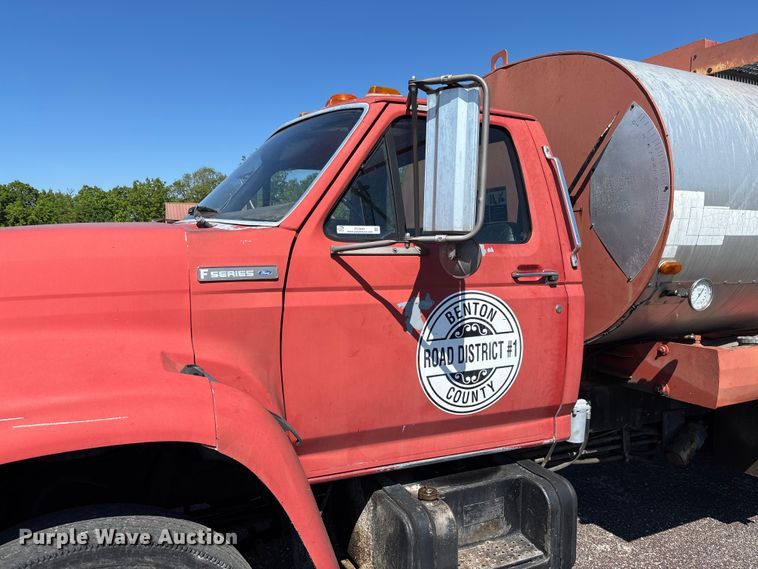 image for item FC5641 1995 Ford F800 oil distributor truck