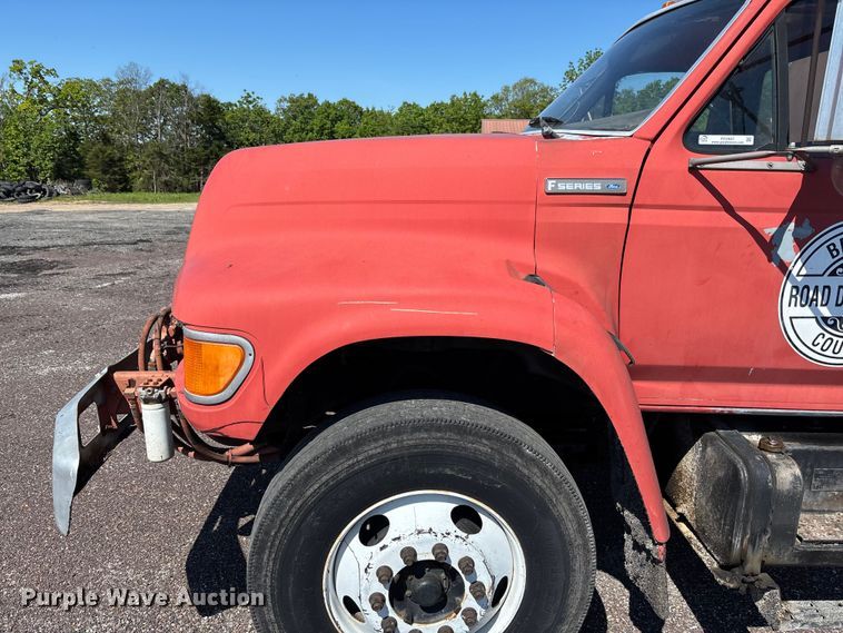 image for item FC5641 1995 Ford F800 oil distributor truck