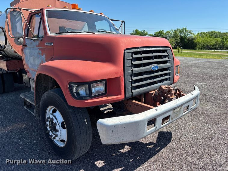 image for item FC5641 1995 Ford F800 oil distributor truck
