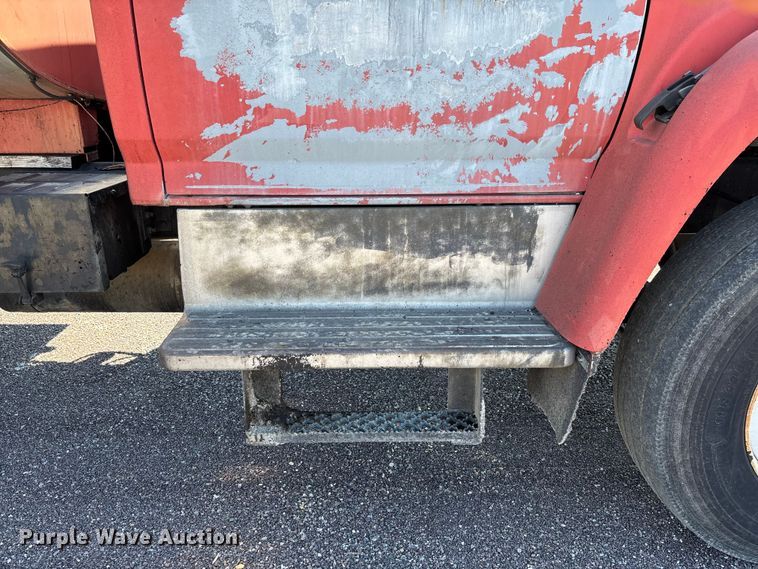 image for item FC5641 1995 Ford F800 oil distributor truck