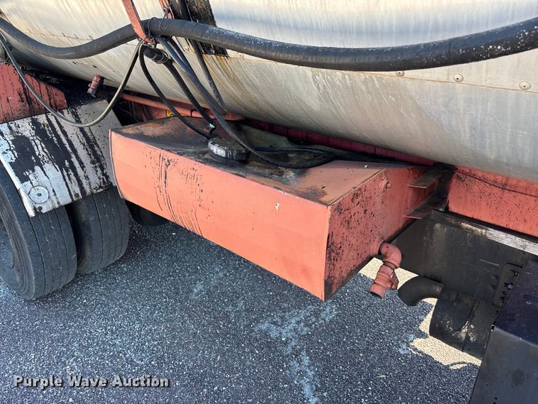 image for item FC5641 1995 Ford F800 oil distributor truck
