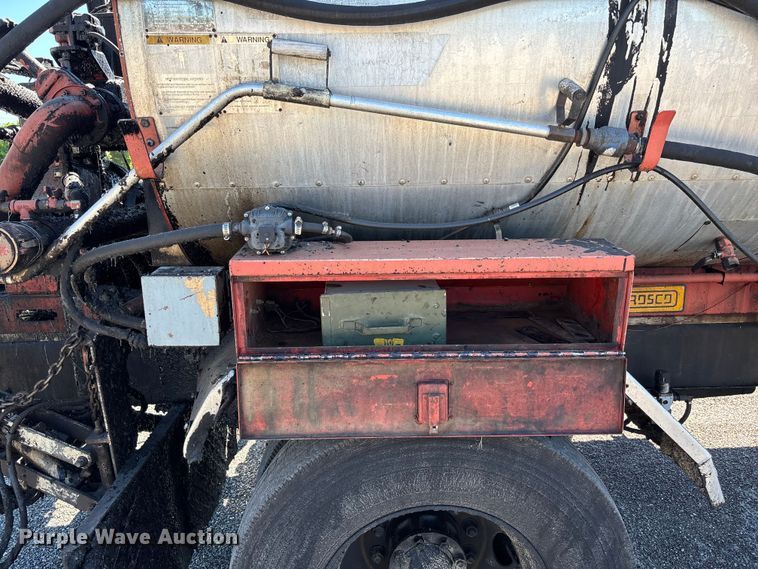 image for item FC5641 1995 Ford F800 oil distributor truck