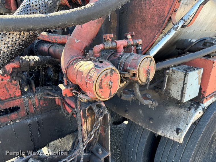 image for item FC5641 1995 Ford F800 oil distributor truck