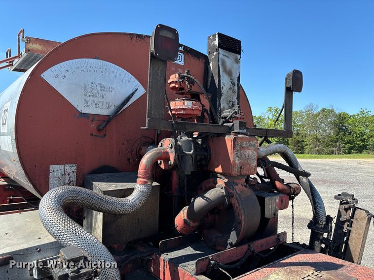 image for item FC5641 1995 Ford F800 oil distributor truck