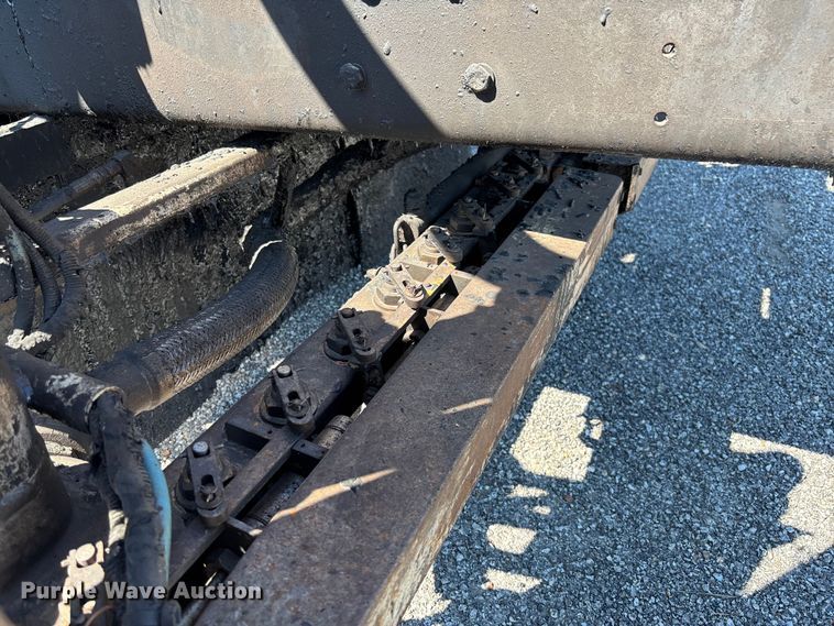 image for item FC5641 1995 Ford F800 oil distributor truck