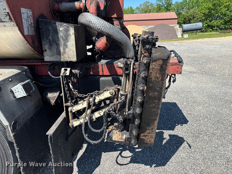 image for item FC5641 1995 Ford F800 oil distributor truck