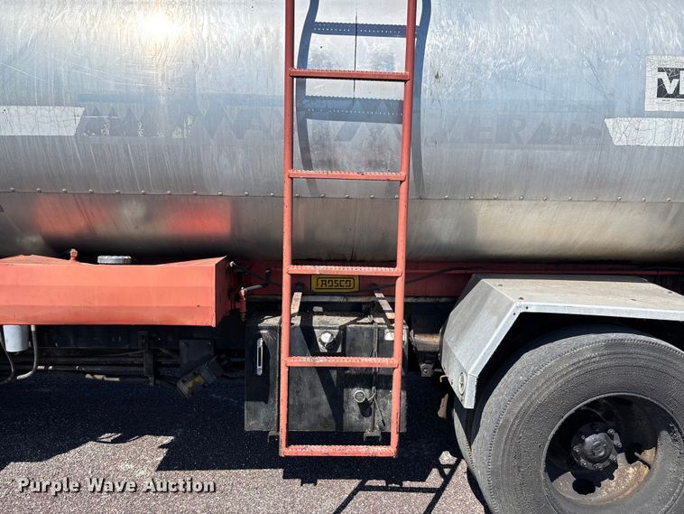 image for item FC5641 1995 Ford F800 oil distributor truck
