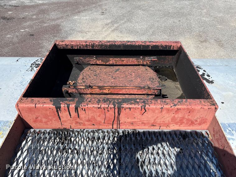 image for item FC5641 1995 Ford F800 oil distributor truck
