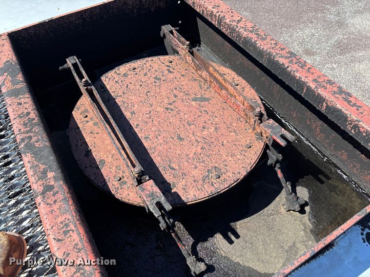 image for item FC5641 1995 Ford F800 oil distributor truck
