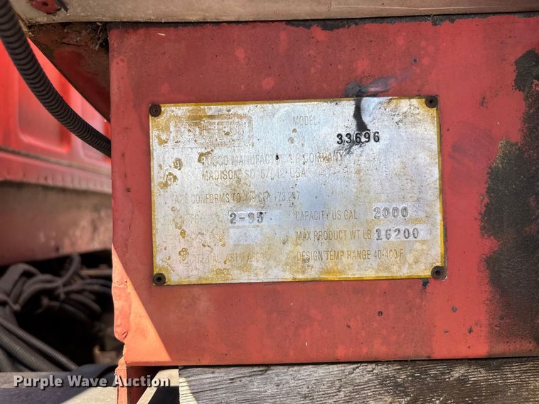 image for item FC5641 1995 Ford F800 oil distributor truck