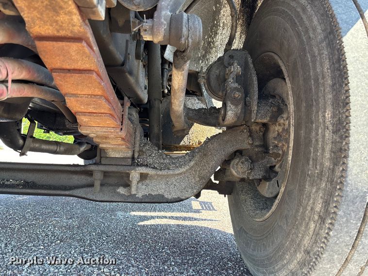image for item FC5641 1995 Ford F800 oil distributor truck