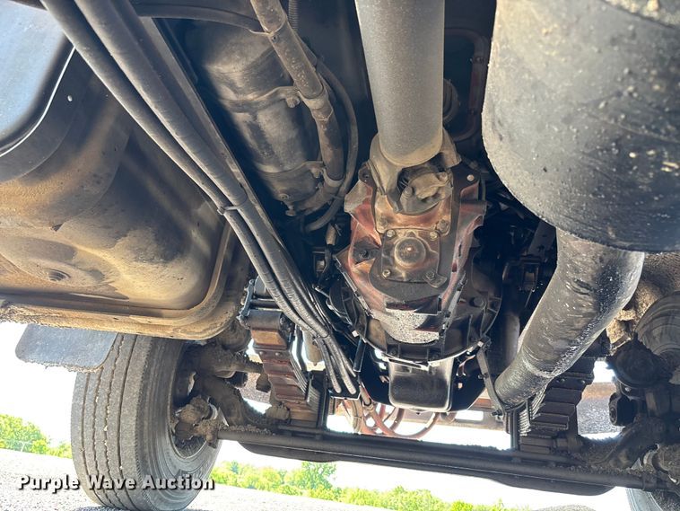 image for item FC5641 1995 Ford F800 oil distributor truck