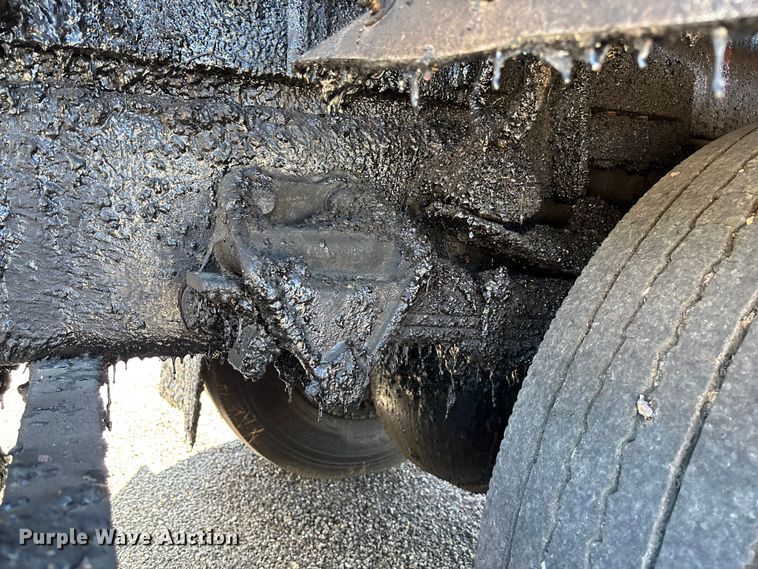 image for item FC5641 1995 Ford F800 oil distributor truck