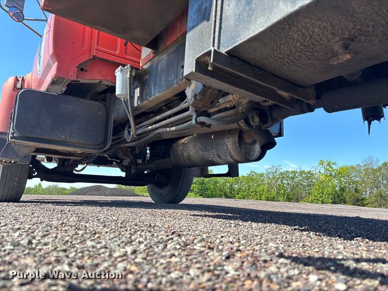 image for item FC5641 1995 Ford F800 oil distributor truck