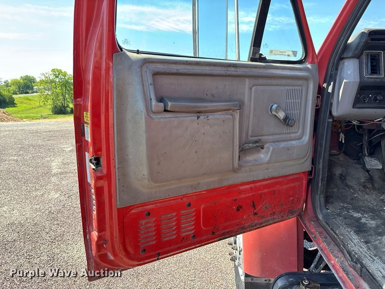 image for item FC5641 1995 Ford F800 oil distributor truck