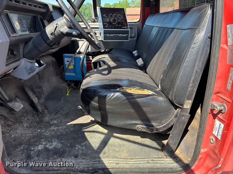 image for item FC5641 1995 Ford F800 oil distributor truck