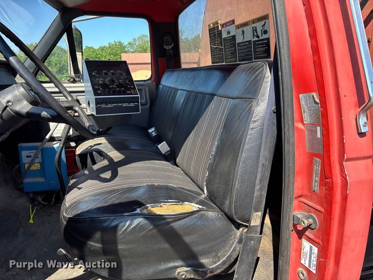 image for item FC5641 1995 Ford F800 oil distributor truck