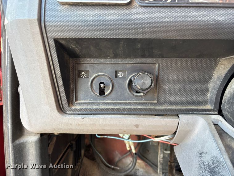 image for item FC5641 1995 Ford F800 oil distributor truck