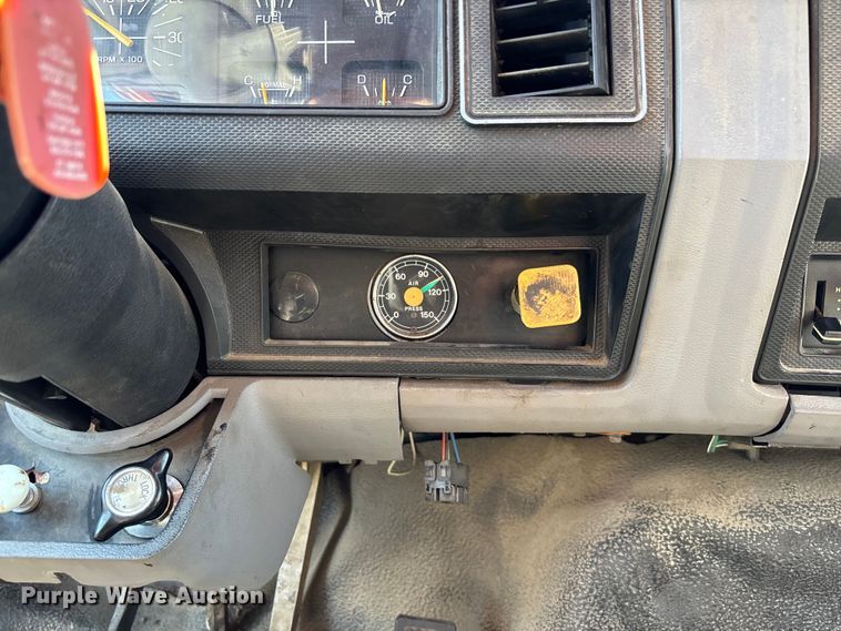 image for item FC5641 1995 Ford F800 oil distributor truck