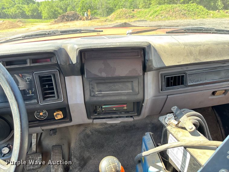 image for item FC5641 1995 Ford F800 oil distributor truck