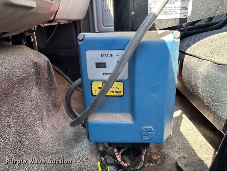 image for item FC5641 1995 Ford F800 oil distributor truck