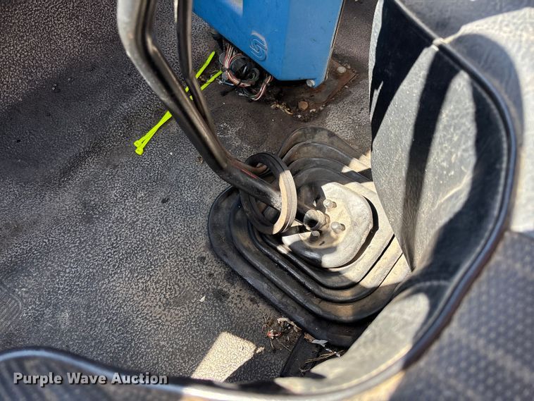image for item FC5641 1995 Ford F800 oil distributor truck