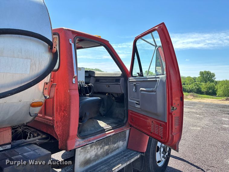 image for item FC5641 1995 Ford F800 oil distributor truck