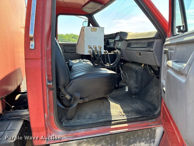 image for item FC5641 1995 Ford F800 oil distributor truck
