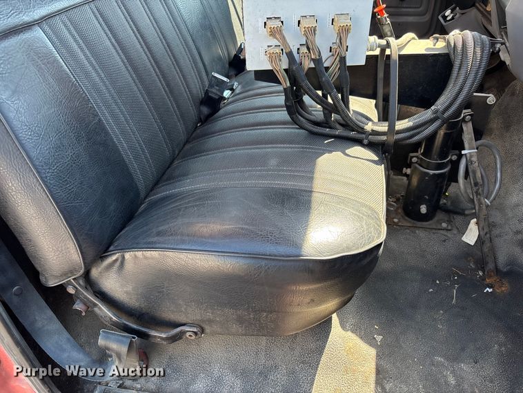 image for item FC5641 1995 Ford F800 oil distributor truck