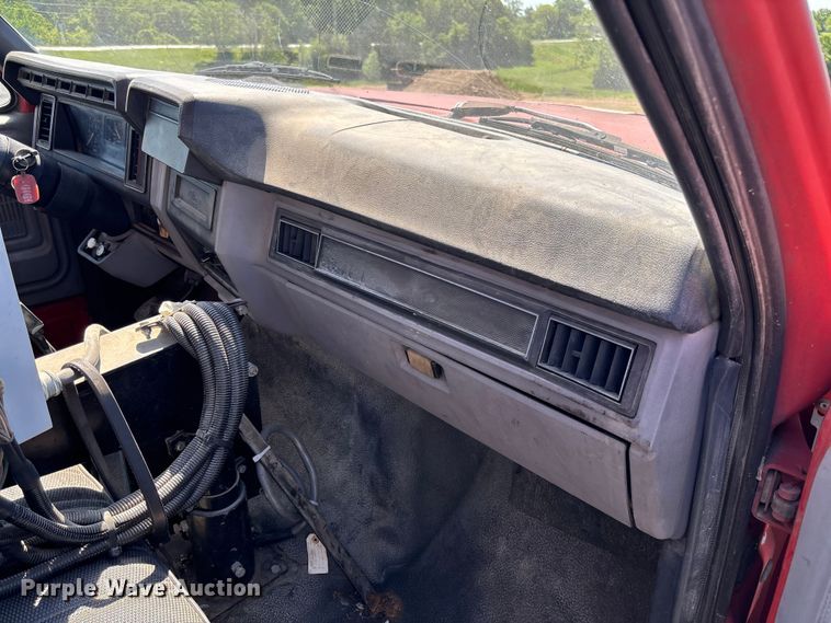 image for item FC5641 1995 Ford F800 oil distributor truck