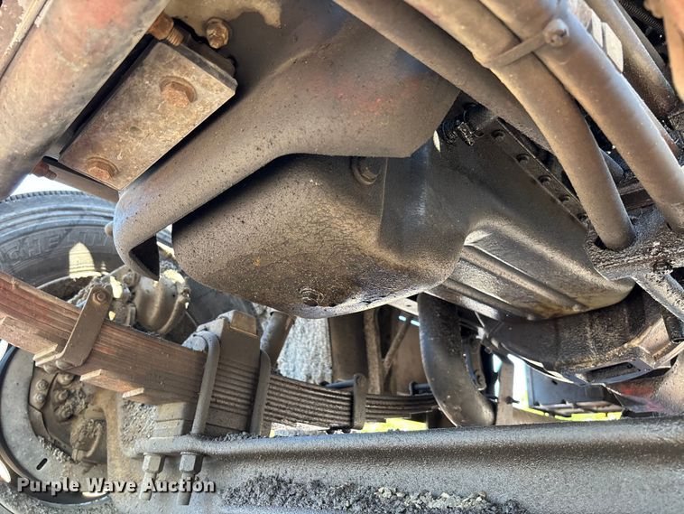 image for item FC5641 1995 Ford F800 oil distributor truck