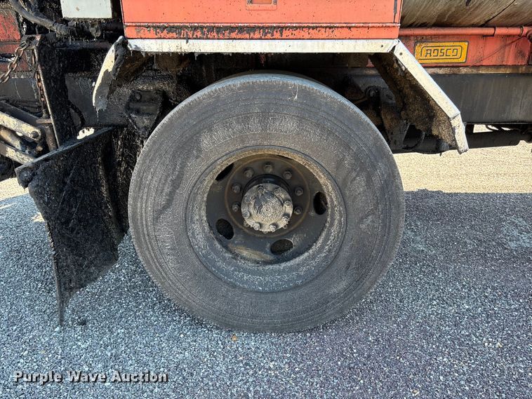 image for item FC5641 1995 Ford F800 oil distributor truck