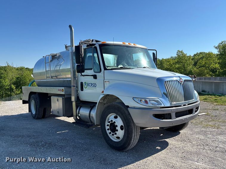 image for item FC5680 2014 International 4300 vacuum truck