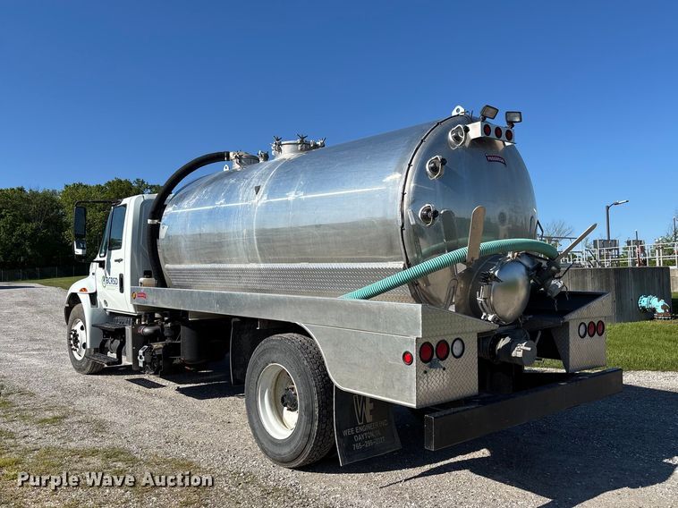 image for item FC5680 2014 International 4300 vacuum truck