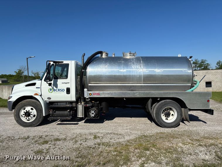 image for item FC5680 2014 International 4300 vacuum truck