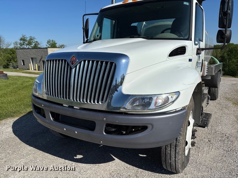 image for item FC5680 2014 International 4300 vacuum truck