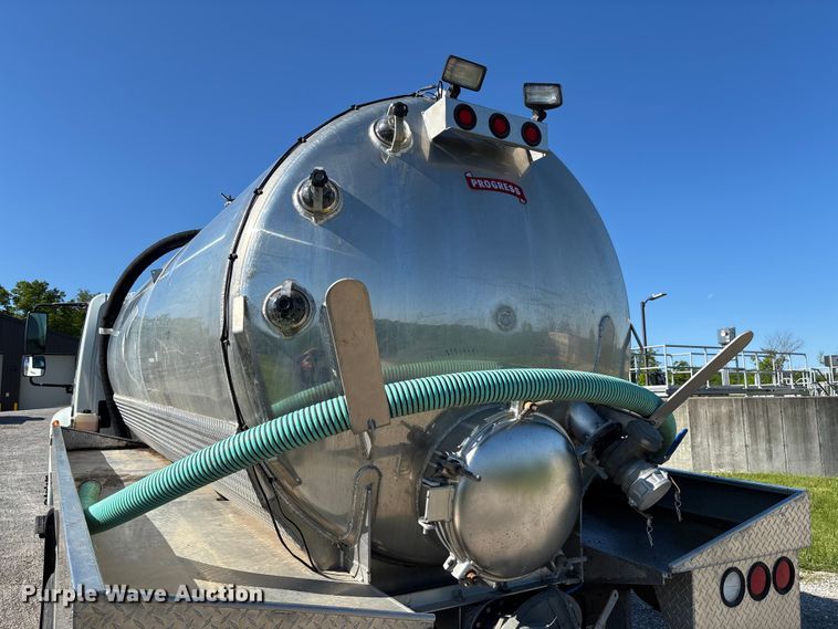image for item FC5680 2014 International 4300 vacuum truck