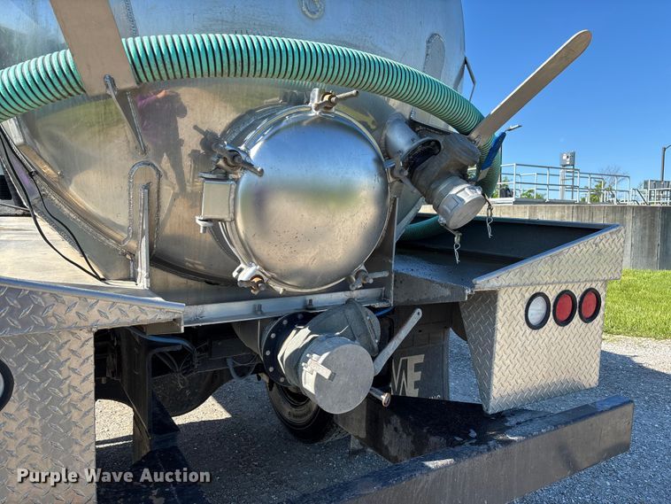 image for item FC5680 2014 International 4300 vacuum truck