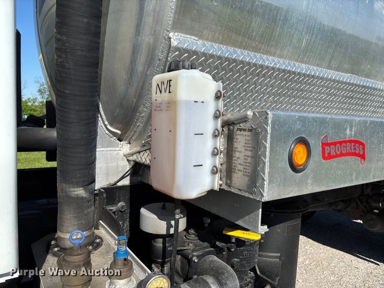 image for item FC5680 2014 International 4300 vacuum truck