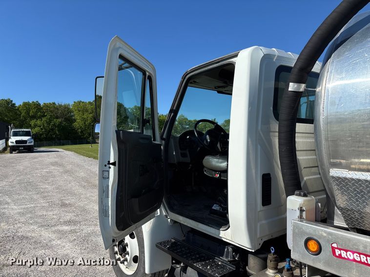 image for item FC5680 2014 International 4300 vacuum truck