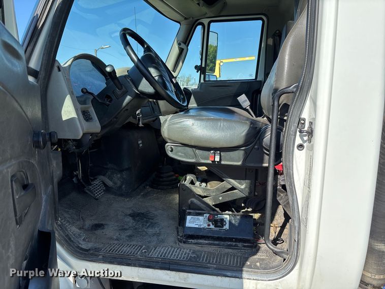 image for item FC5680 2014 International 4300 vacuum truck
