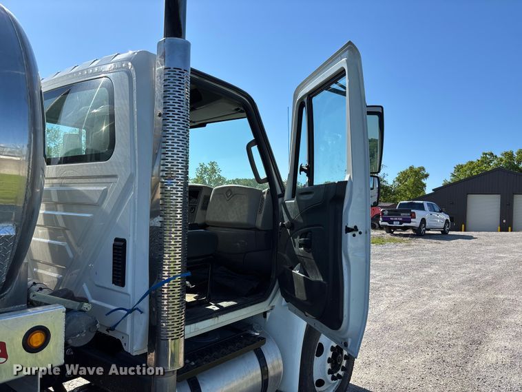 image for item FC5680 2014 International 4300 vacuum truck