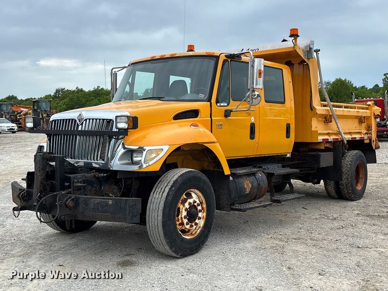 image for item FC5699 2004 International 7400 Crew Cab dump truck