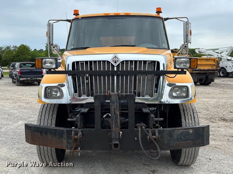 image for item FC5699 2004 International 7400 Crew Cab dump truck